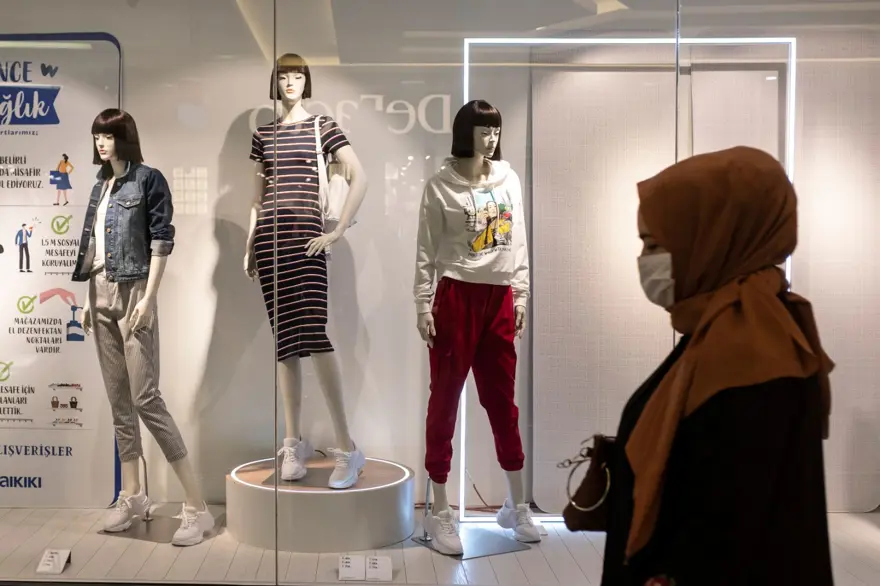 AVM önünde yine uzun kuyruklar oluştu 13 AVM önünde yine uzun kuyruklar oluştu 13