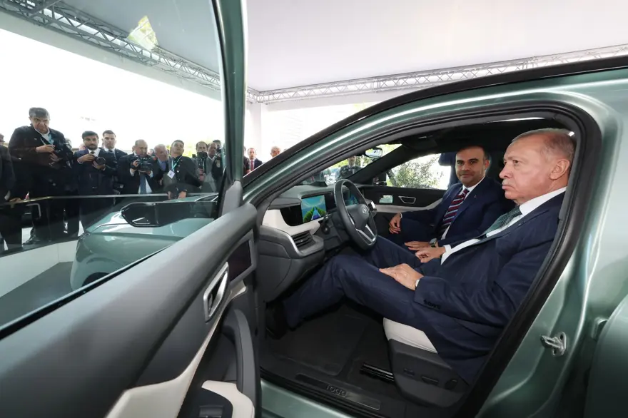 CumhurbaşkanıErdoğan, Togg’un yeni modeli T10F’i inceledi 1