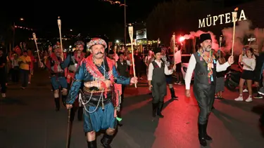 Kuşadası'nda 250 metrelik dev Türk Bayrağı açıldı