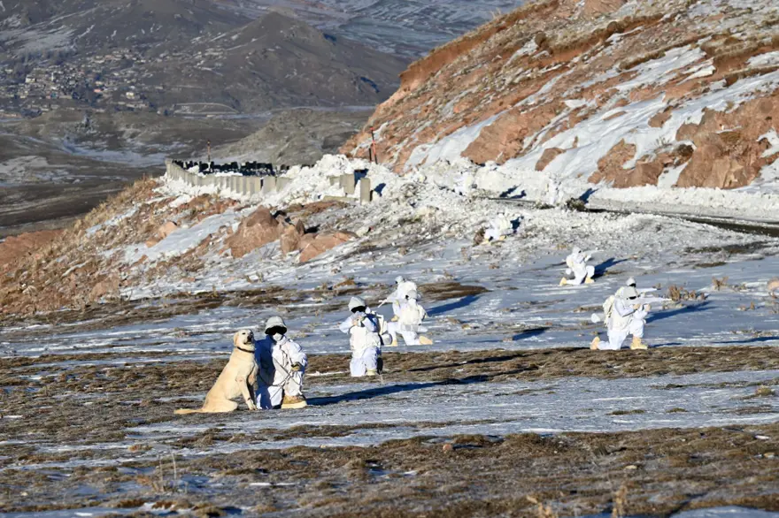 "Hudut kartalları" yeni yılı elleri tetikte karşıladı 13