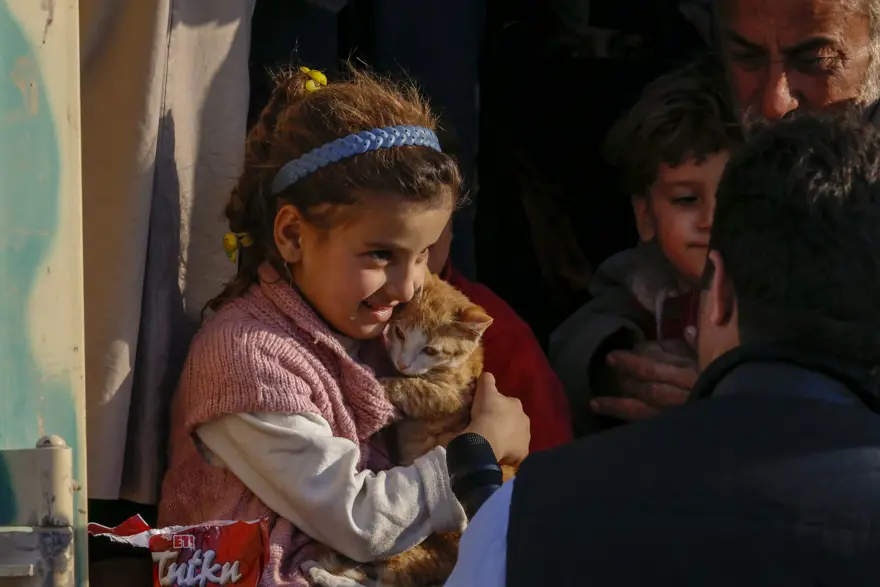 Savaştan minik kedisiyle kaçtı 1