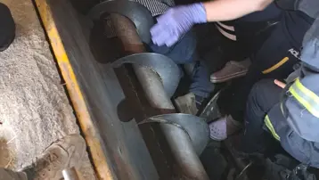 Yem karma tankına düşen işçi yaralandı