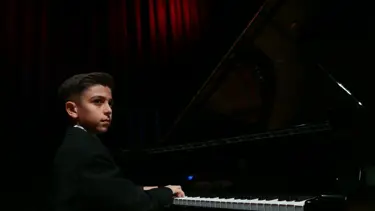 Piyanonun 11 yaşındaki Türk yeteneği Uluslararası Mozart Yarışması'nda birincilik kazandı