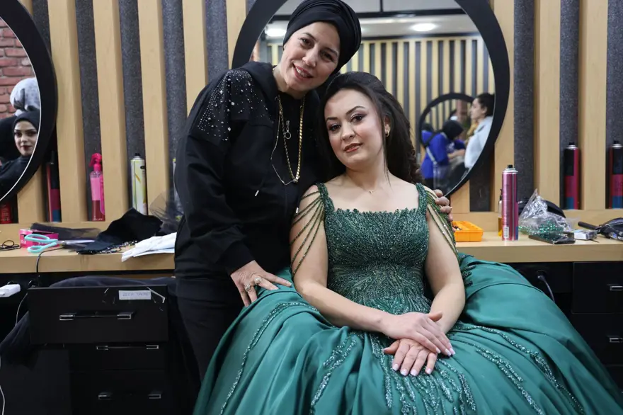 Depremde 4 çalışanını ve dükkanını kaybetti, pes etmeyip yeni iş yerini açtı 2