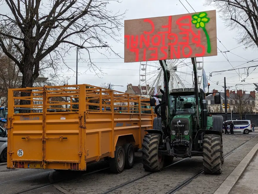Fransa'da ödemeleri geciken çiftçilerden gübreli protesto 8