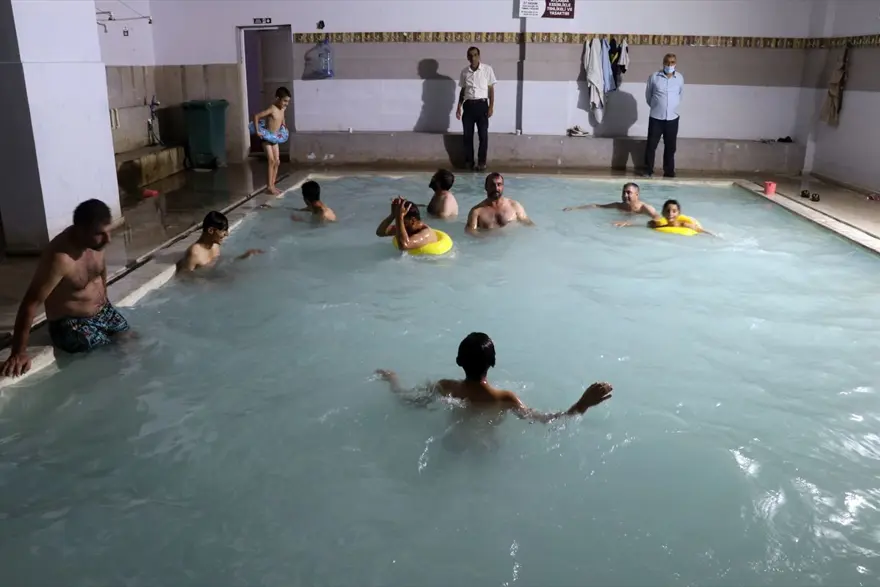 Şifa kaynağı Diyadin Kaplıcaları'nda işletmeciler yoğun ilgiden talebe yetişemiyor 11