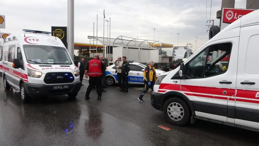 D-100’deTIR, belediye otobüsüne çarptı: 9 yaralı 2