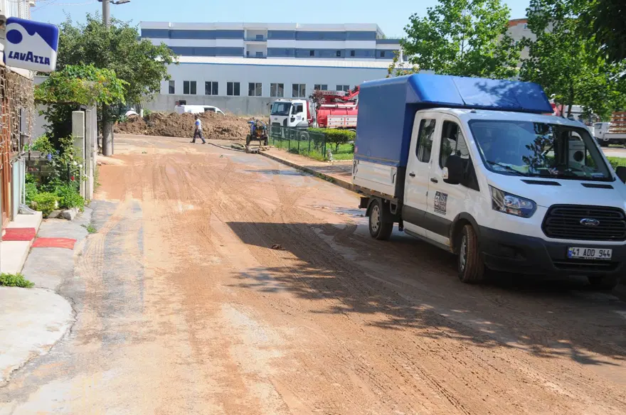 Kocaeli Gebze'de su borusu patladı, evleri su bastı 12