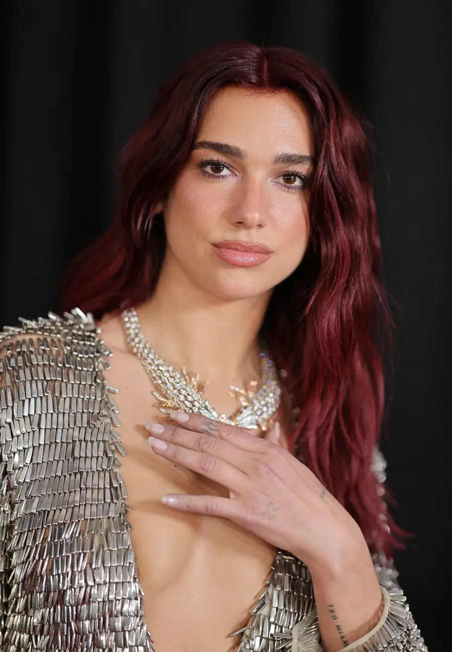 Dua Lipa evleniyor! Ünlü şarkıcı, Callum Turner ile nişanlandı 12