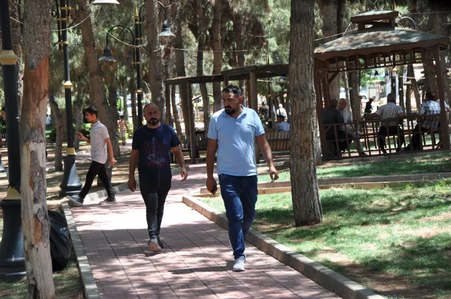Hava sıcaklığı 40 derecenin üzerine çıktı: Cadde ve sokaklar boş kaldı 2 Hava sıcaklığı 40 derecenin üzerine çıktı: Cadde ve sokaklar boş kaldı 2
