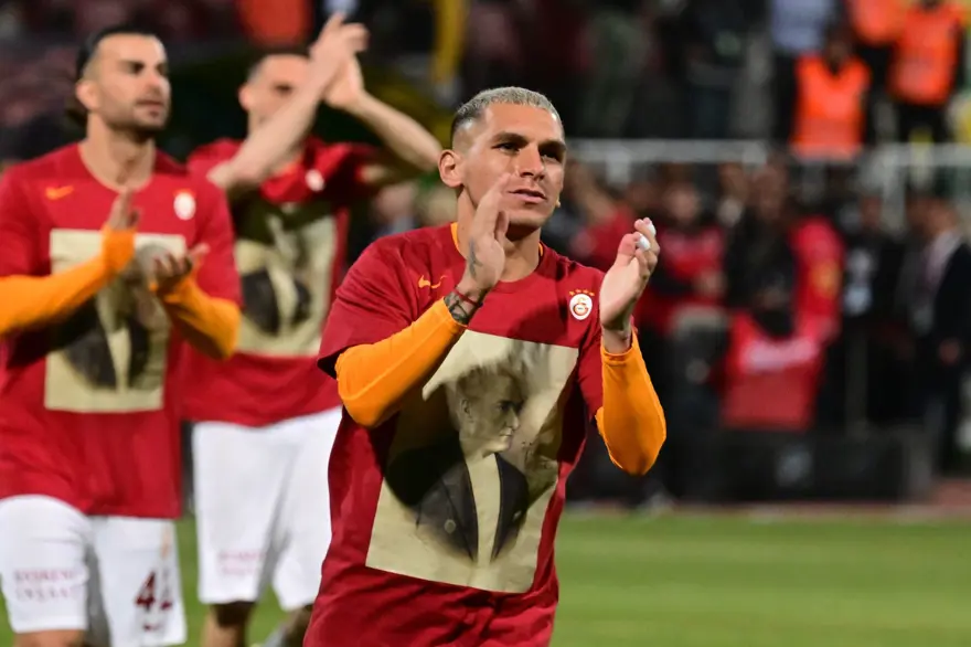 Galatasaray-Fenerbahçe Süper Kupa maçı yarım kaldı: Fenerbahçe sahadan çekildi 4 Galatasaray-Fenerbahçe Süper Kupa maçı yarım kaldı: Fenerbahçe sahadan çekildi 4