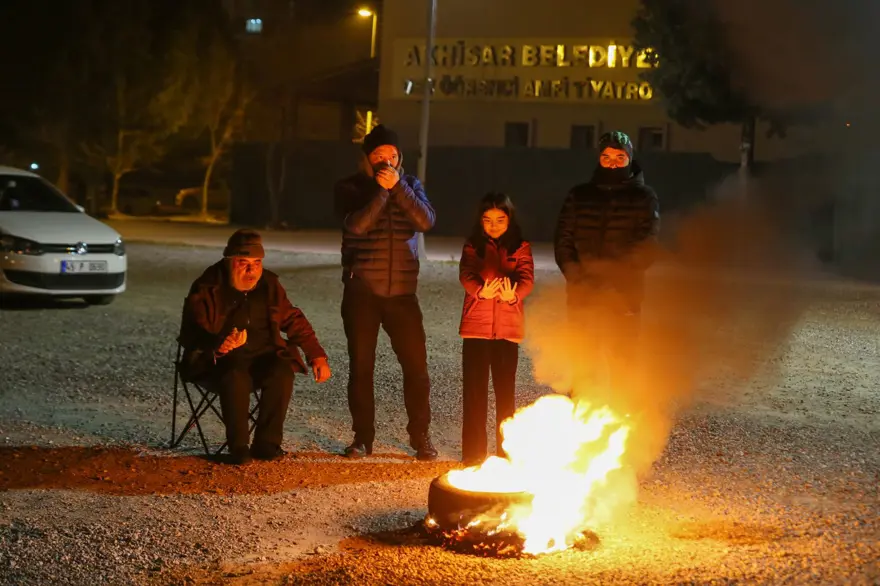 Manisa'da deprem nöbeti 3