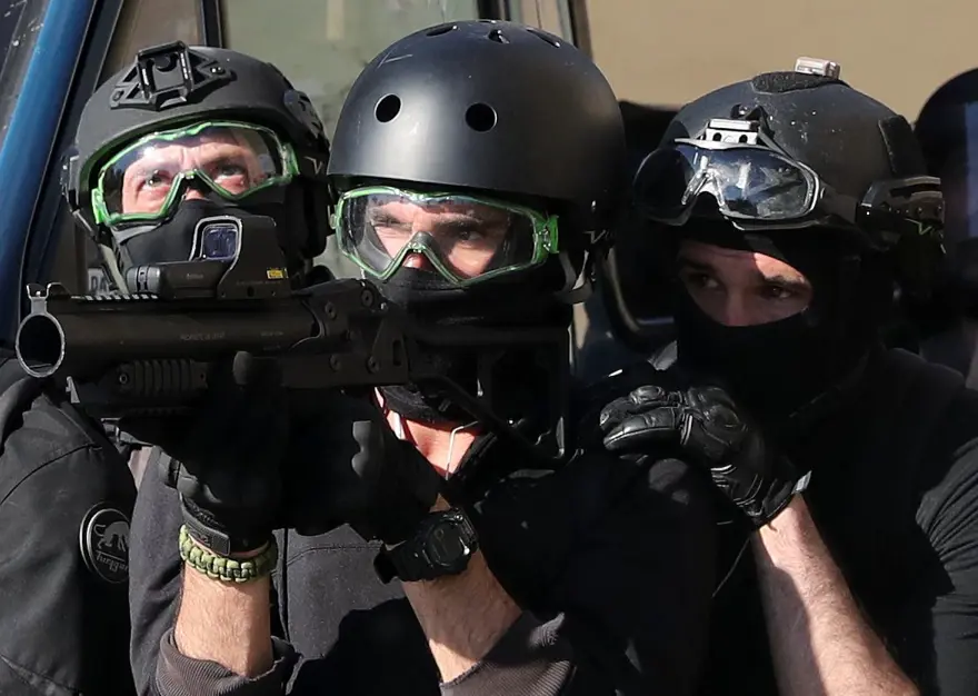 Sarı yelekliler, gösterilerin 24. haftasında sokaklarda 1 Sarı yelekliler, gösterilerin 24. haftasında sokaklarda 1