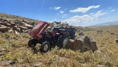 Traktör uçuruma yuvarlandı