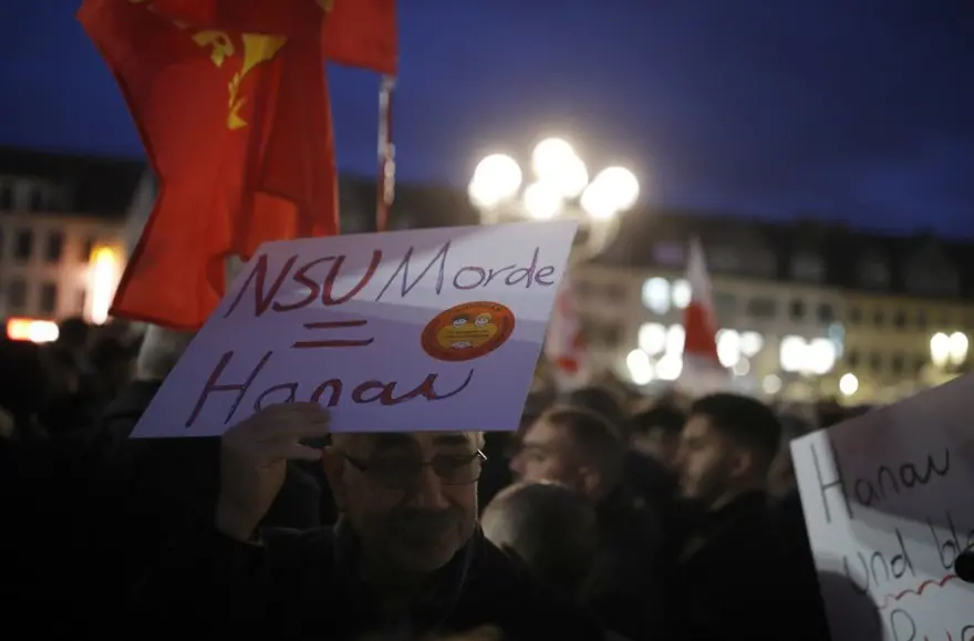 Almanya ırkçı saldırının kurbanlarına ağlıyor 17