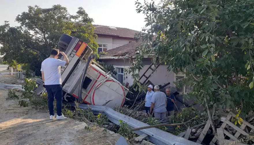 Evlerine tanker çarptı! Deprem sandılar, "Camlar, çerçeveler yerinden oynadı" 5