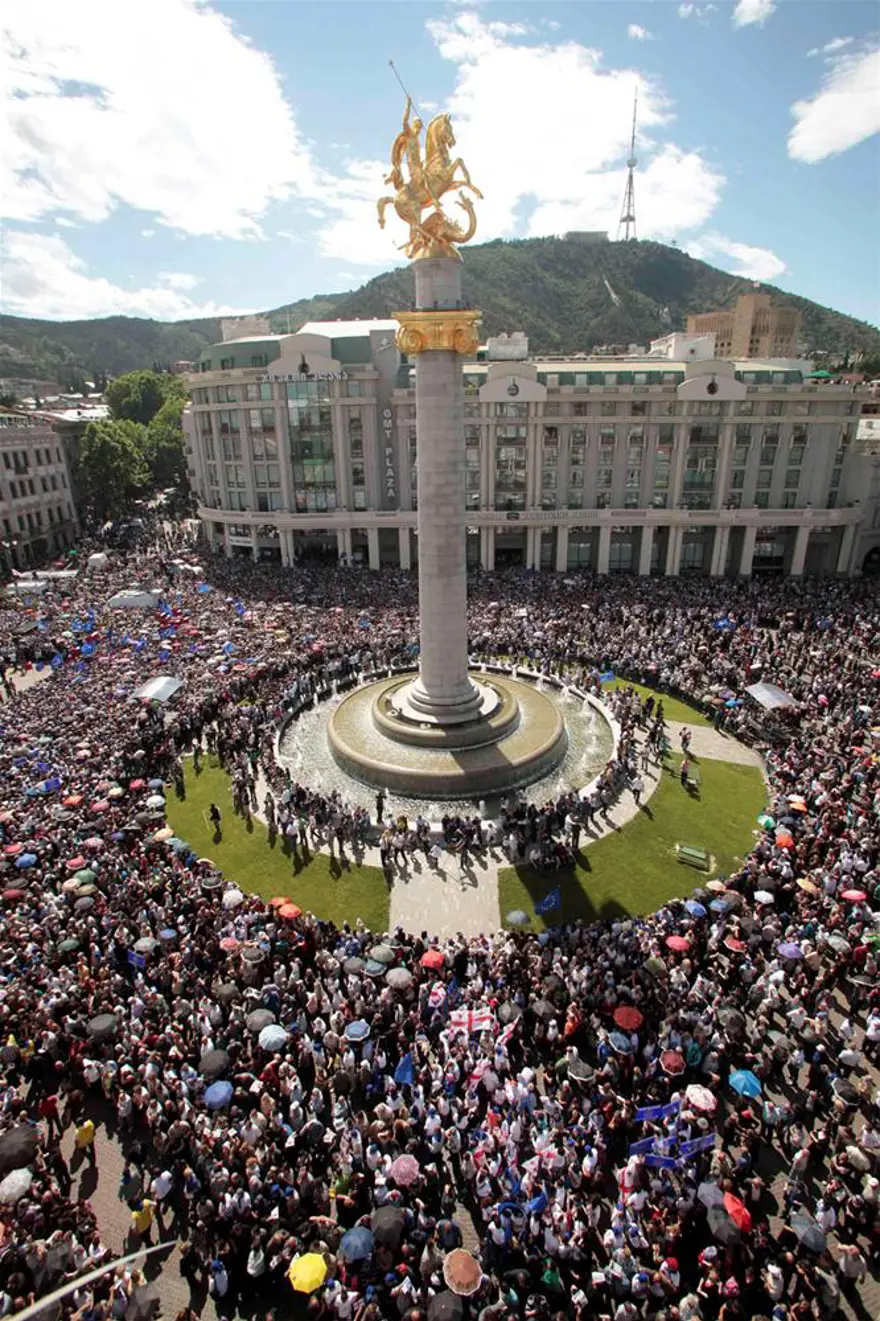 Milyarderin iktidar protestosu 2