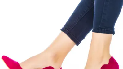 Topuklu ayakkabı ve babetlerin faturası “ağrılı” olabilir! (Halluks valgus nedir?)