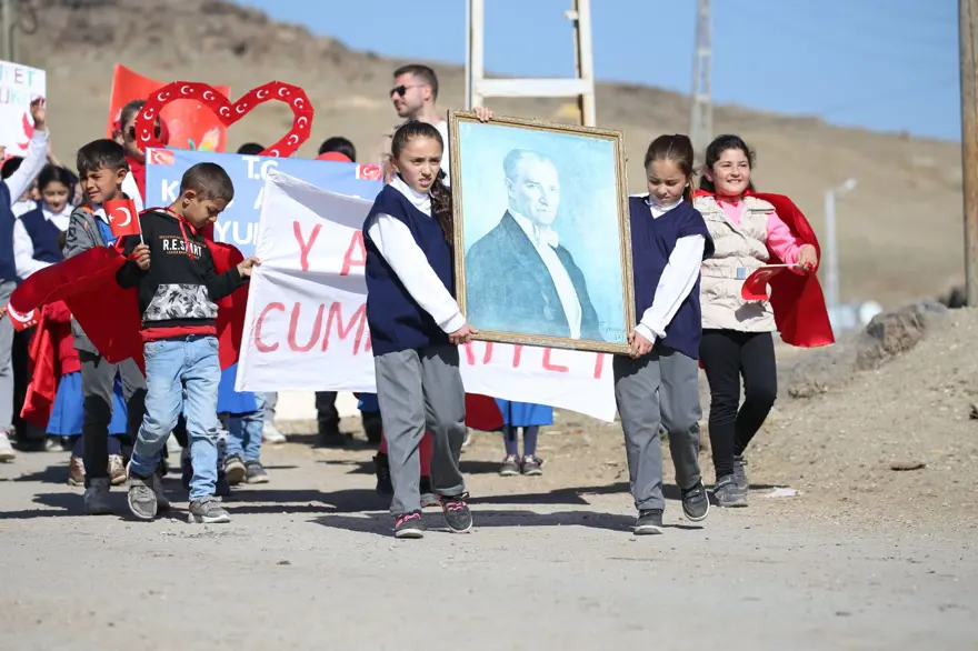 KÖYÜN İÇİNDE TUR ATTILAR 2 KÖYÜN İÇİNDE TUR ATTILAR 2