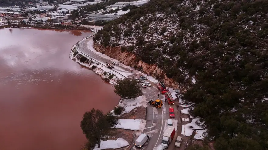 Antalya'da sel ve dolu: Yollar kapandı, sahiller çamur rengine döndü 