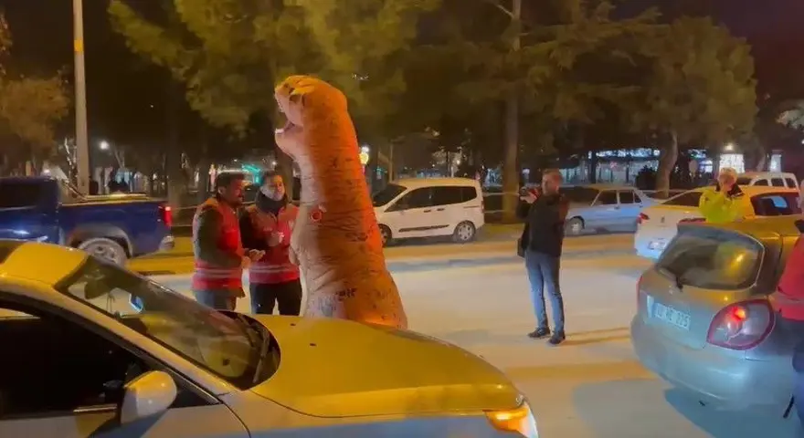 Isparta'da dinozor kimlik kontrolüne takıldı 6