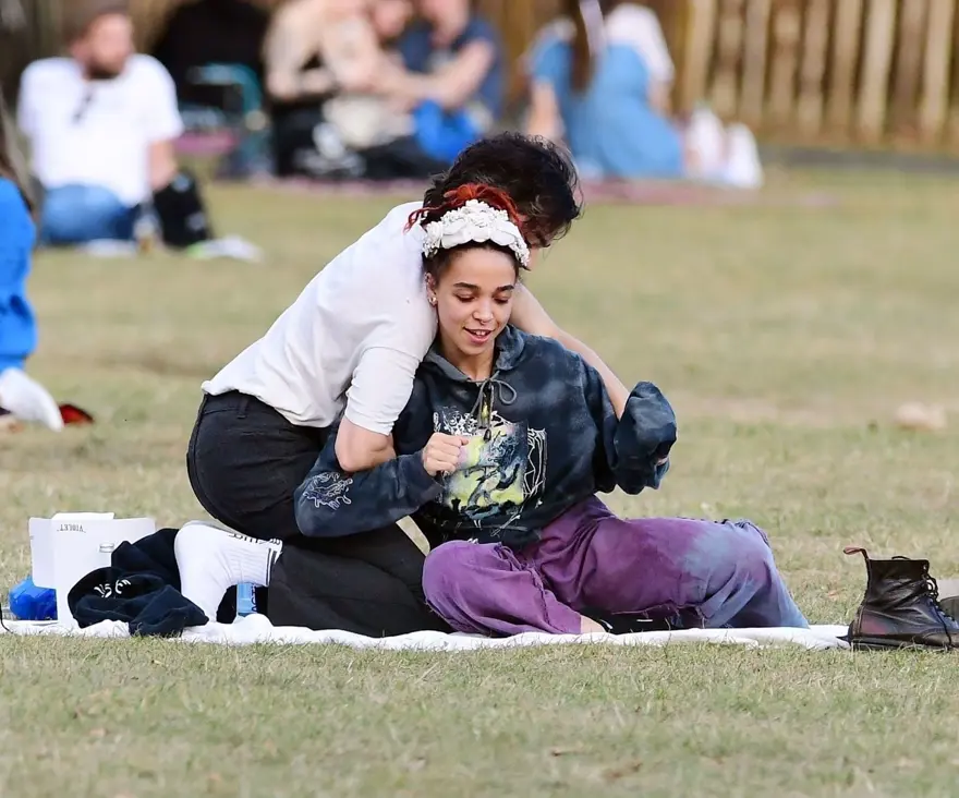 FKA Twigs ve sevgilisinin park keyfi 7