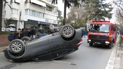 Kadıköy'de otomobil yayaya çarpıp takla attı