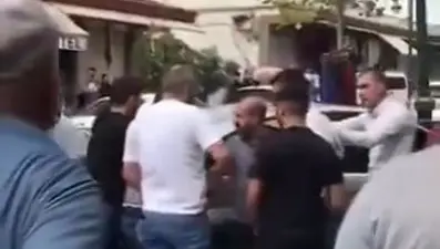 Cezaevi firarisini polisin elinden kaçırmaya çalıştılar: 2 polis yaralı