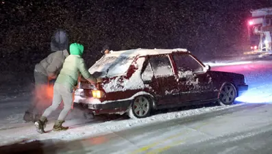 Kırklareli'nde kar yağışı etkisini arttırdı: Sınır kapısında ulaşım durma noktasında