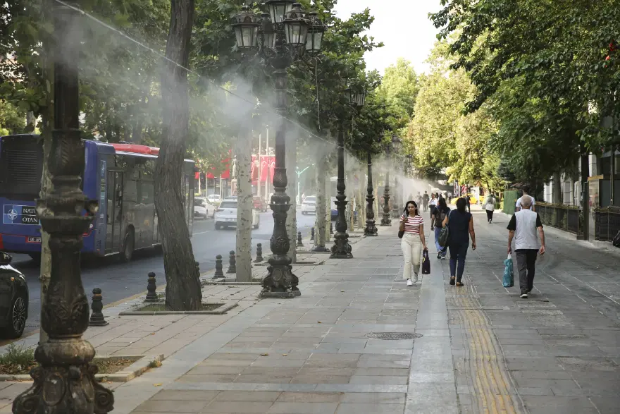 Sıcaklık arttı, caddeye 170 metrelik serinletme sistemi kuruldu Sıcaklık arttı, caddeye 170 metrelik serinletme sistemi kuruldu
