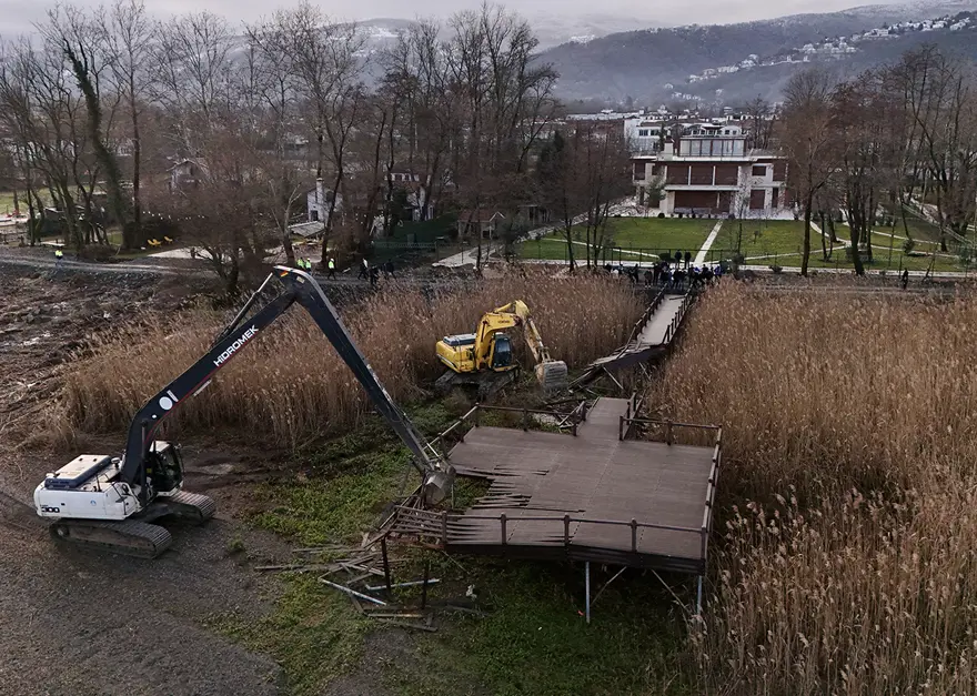 Sapanca Gölü kıyısındaki kaçak yapılar yıkıldı 1