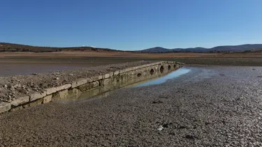 Baraj çekildi: Tarihi köprü ortaya çıktı