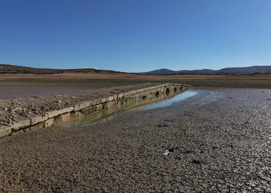 Baraj çekildi: Tarihi köprü ortaya çıktı