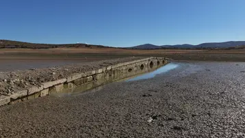 Baraj çekildi: Tarihi köprü ortaya çıktı