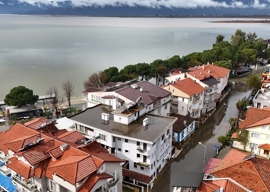 Fırtına epey ili vurdu. Yollar sular altındaki kaldı, tek vilayet Venedik'e döndü 2