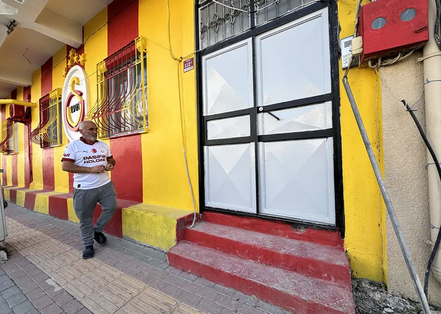 Bu evi bilmeyen yok, takım aşkı duvarlarına taştı. Önünden geçen telefonuna sarılıyor 