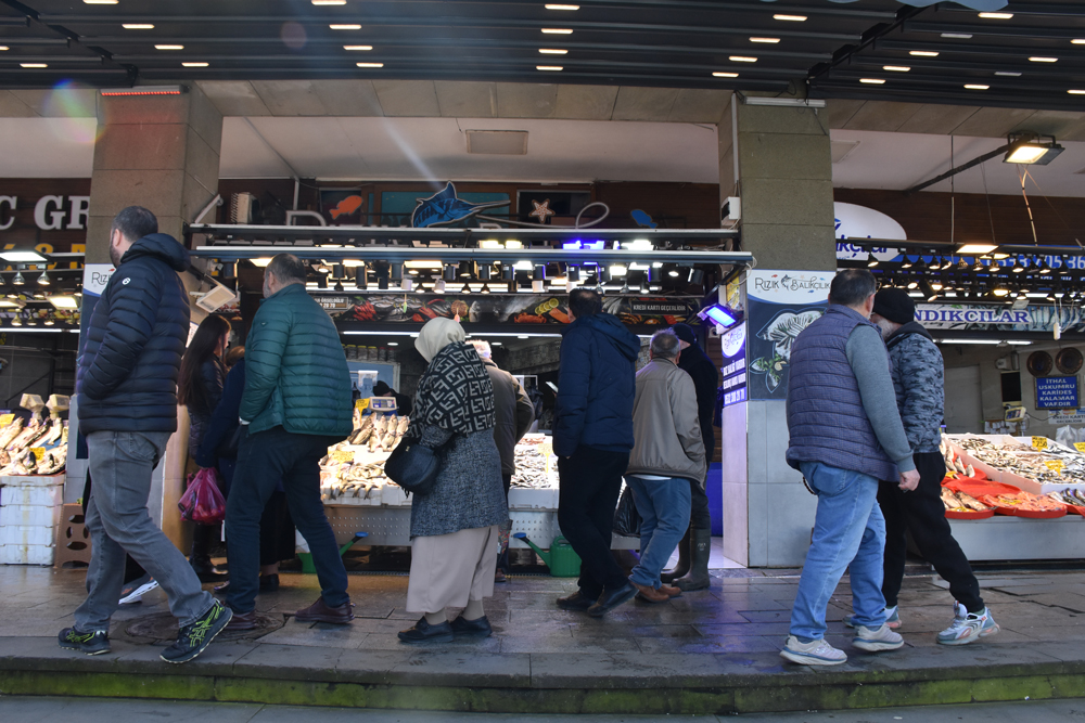 İğneada'dan geldi sürpriz yaptı. Tezgahta kuyruk oluştu