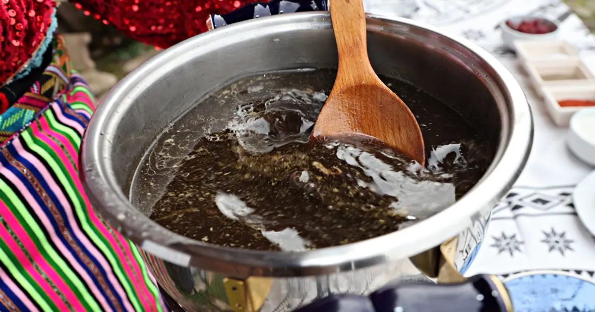 "Ağa çorbası" deniyor. Bitki doğadan toplanıyor, ekşisi kavanozda saklanıyor