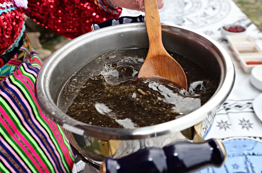 "Ağa çorbası" deniyor. Bitki doğadan toplanıyor, ekşisi kavanozda saklanıyor 