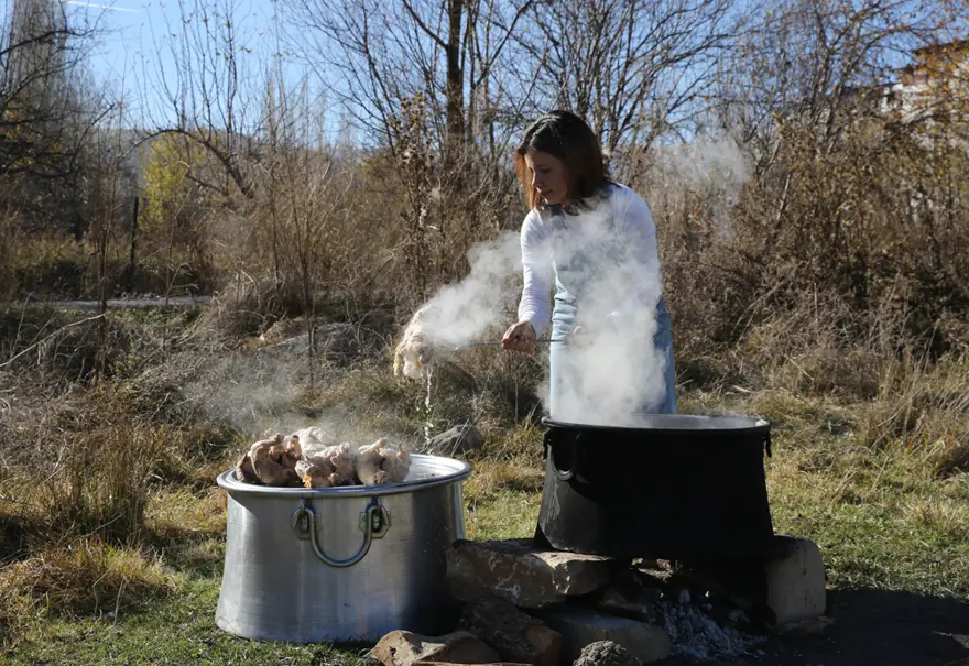 Kazanda pişirip sokak sokak gezip, besliyor. Kazancının bir kısmını onlara harcıyor 2