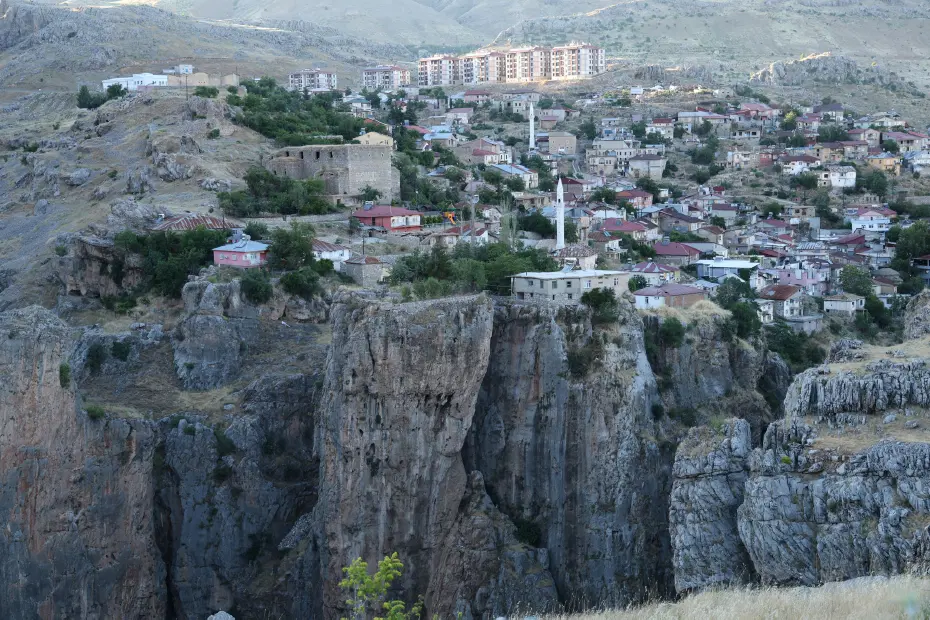 Bu evin bahçesine köprüyle geçiliyor. 168 metre yükseklikte, gören bir daha bakıyor