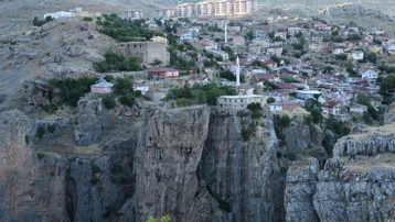 Bu evin bahçesine köprüyle geçiliyor. 168 metre yükseklikte, gören bir daha bakıyor