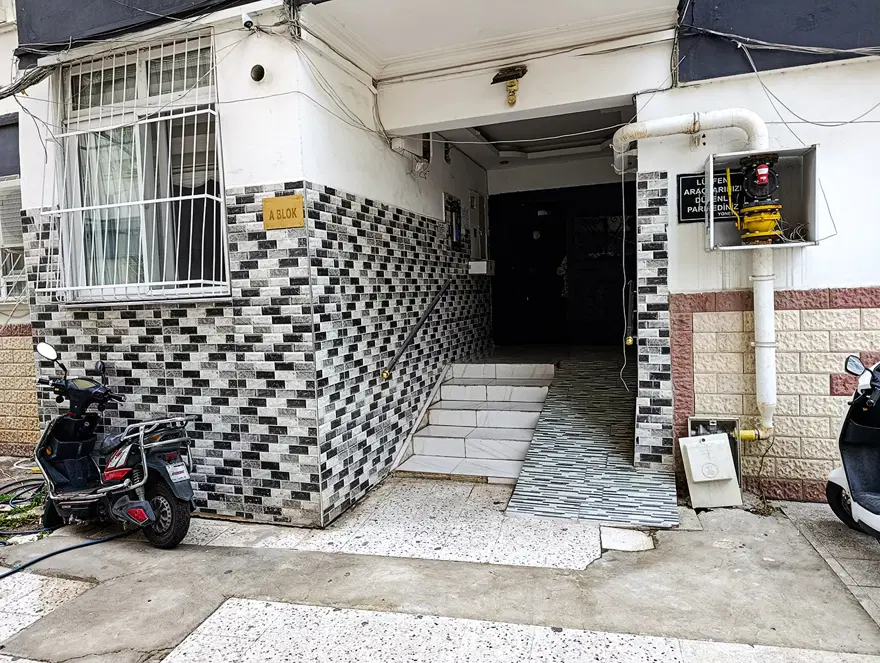 APARTMANIN GİRİŞİNDE VAHŞET 1