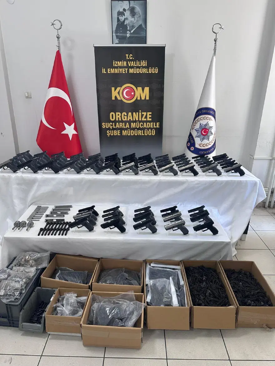 İzmir ve Manisa'da silah kaçakçılığı operasyonu: 13 gözaltı İzmir ve Manisa'da silah kaçakçılığı operasyonu: 13 gözaltı
