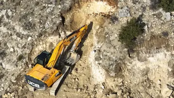 Defineciler kazma küreği attı. Artık iş makinesiyle de kaçak kazı yapıyorlar