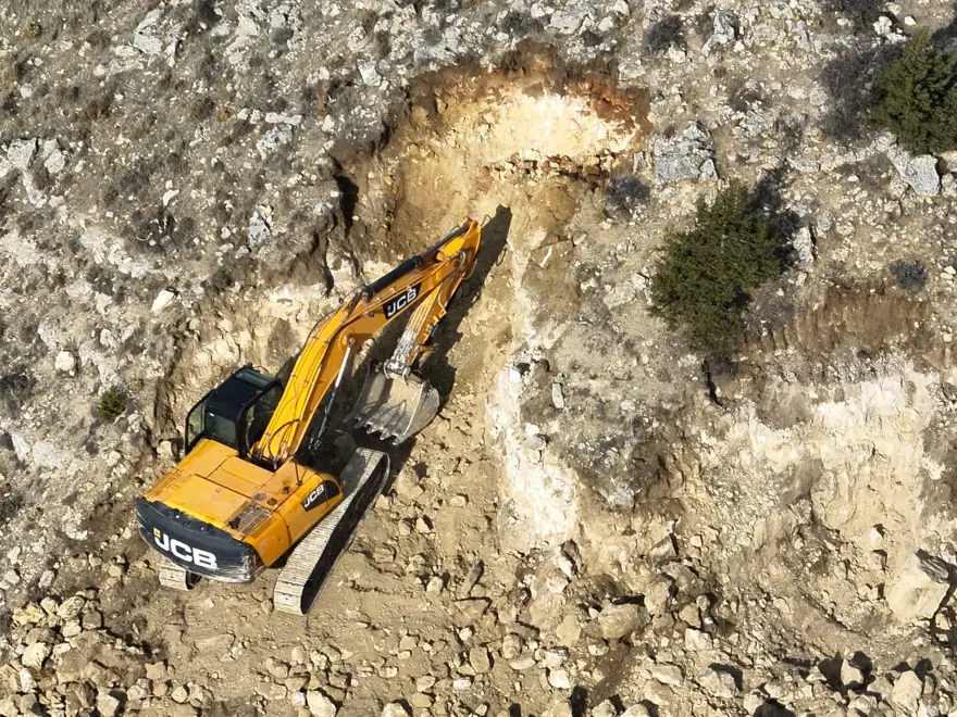 Defineciler kazma küreği attı. Artık iş makinesiyle de kaçak kazı yapıyorlar 