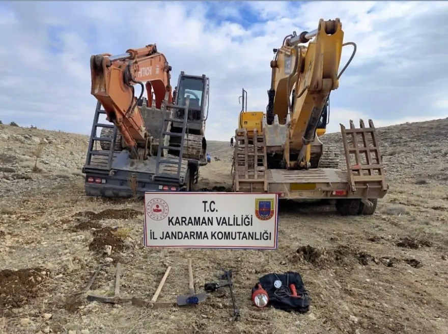 Defineciler kazma küreği attı. Artık iş makinesiyle de kaçak kazı yapıyorlar 3