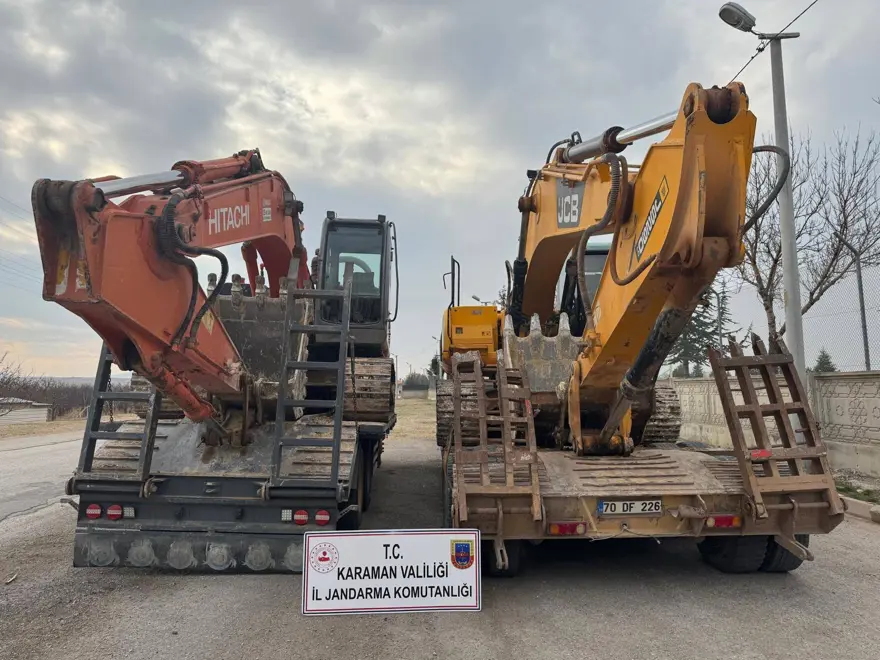 Defineciler kazma küreği attı. Artık iş makinesiyle de kaçak kazı yapıyorlar 2