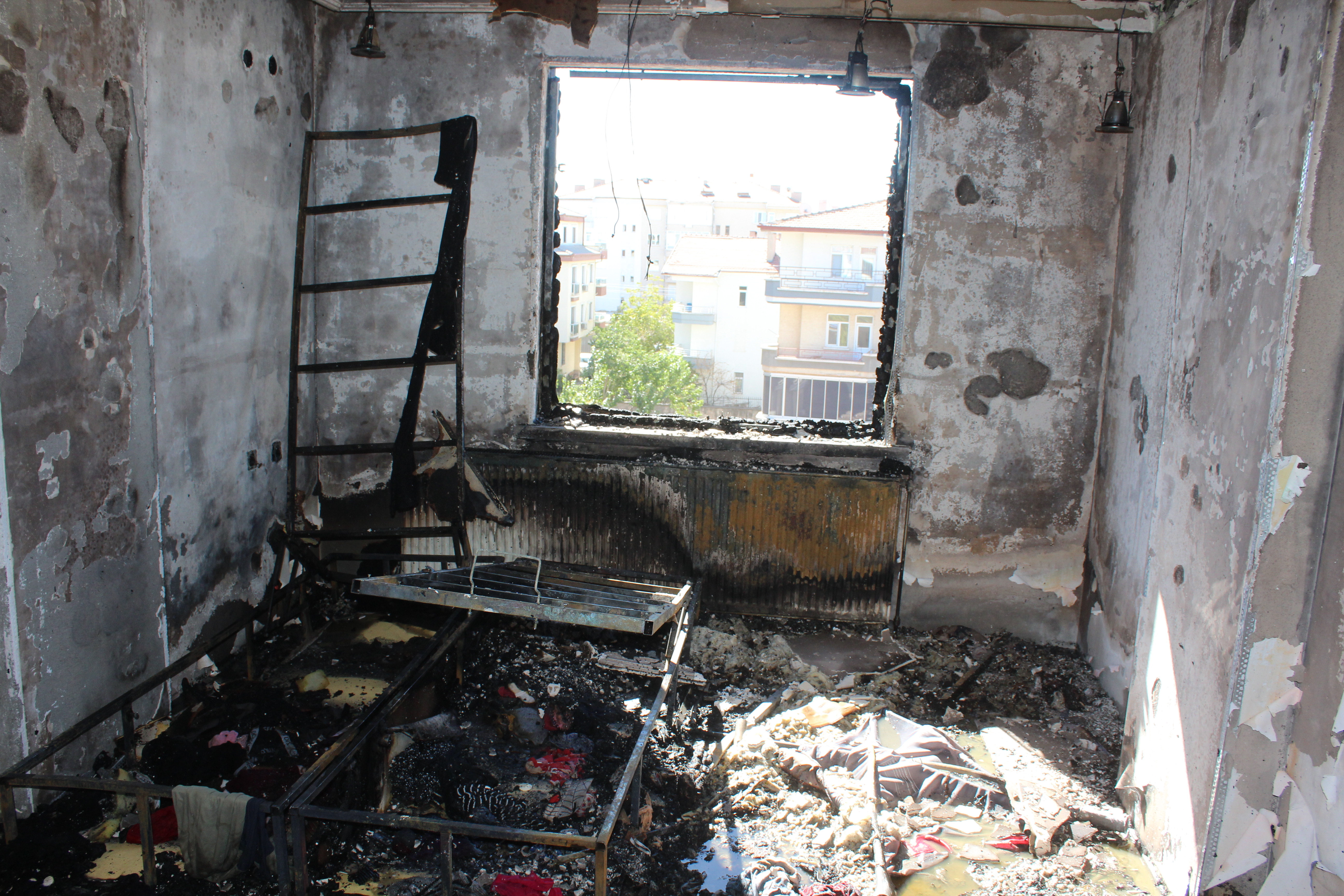 2 yaşındaki çocuk çakmakla evi yaktı. 3'ü çocuk 5 kişi mahsur kaldı