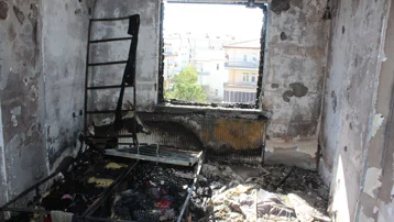 2 yaşındaki çocuk çakmakla evi yaktı. 3'ü çocuk 5 kişi mahsur kaldı